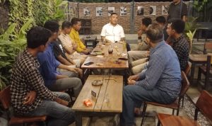 Foto: Bakal Calon Bupati Bima,Efendi Kusnandar Bersilaturahmi bersama pemuda bolo dan Madapangga di Caffe Strit Kecamatan Bolo