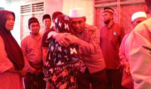 Foto : Kapolres Bima Berpelukan langsung sama istri Korban di Rumah Duka,saat Sambangi Rumah Duka di Tolouwi